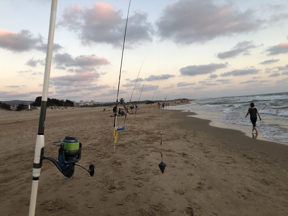 חכות – דייגים – החוף הדרומי – טירת כרמל (צילום: ירון כרמי)