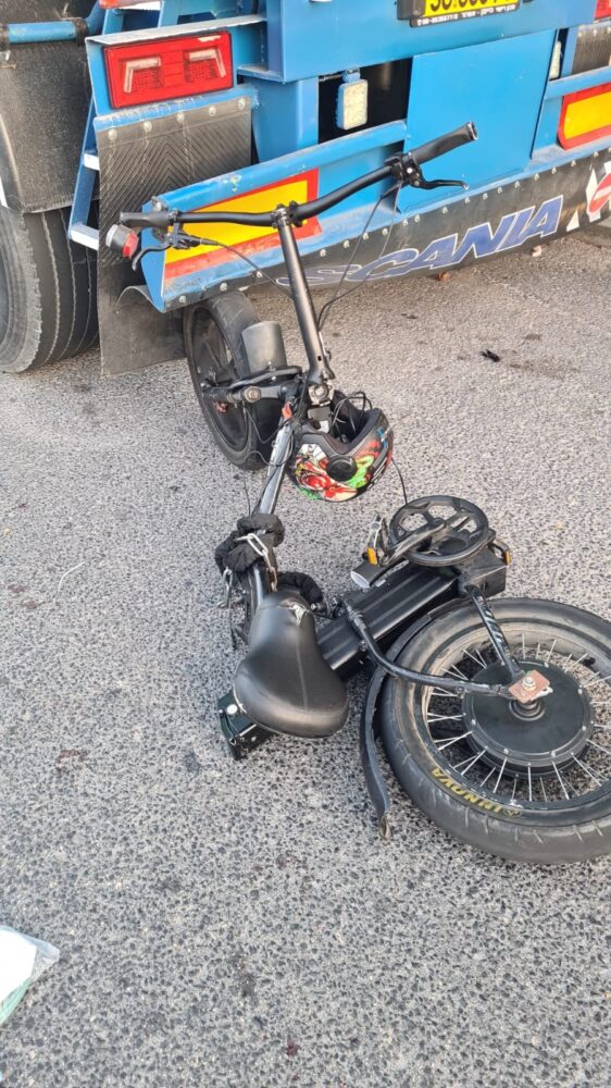 אופניים חשמליים - רוכב אופניים בן 14 נהרג בהתנגשות עם משאית חונה בדרך יד לבנים בחיפה (צילום: משטרת ישראל)