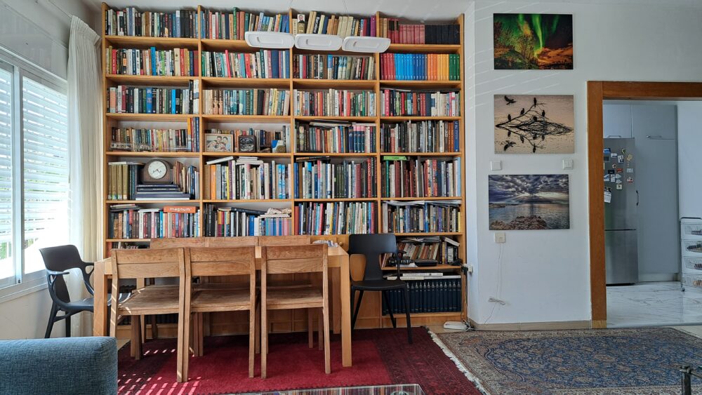 הספרייה שליד פינת האוכל- בבית הצלם צבי רוגר (צילום: רחלי אורבך)