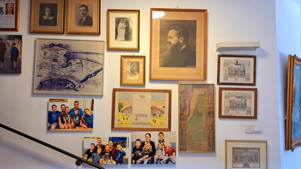 הקיר "ואלה תולדות..."- בבית הצלם צבי רוגר (צילום: רחלי אורבך)
