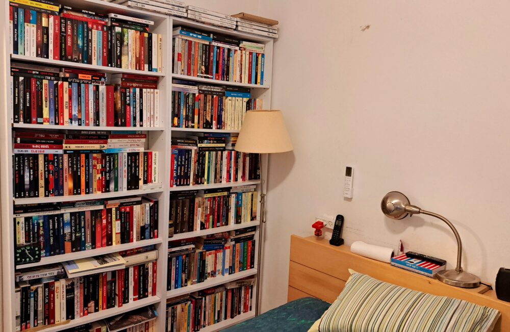 ה-ספרייה אשר בחדר השינה- בבית הצלם צבי רוגר (צילום: רחלי אורבך)