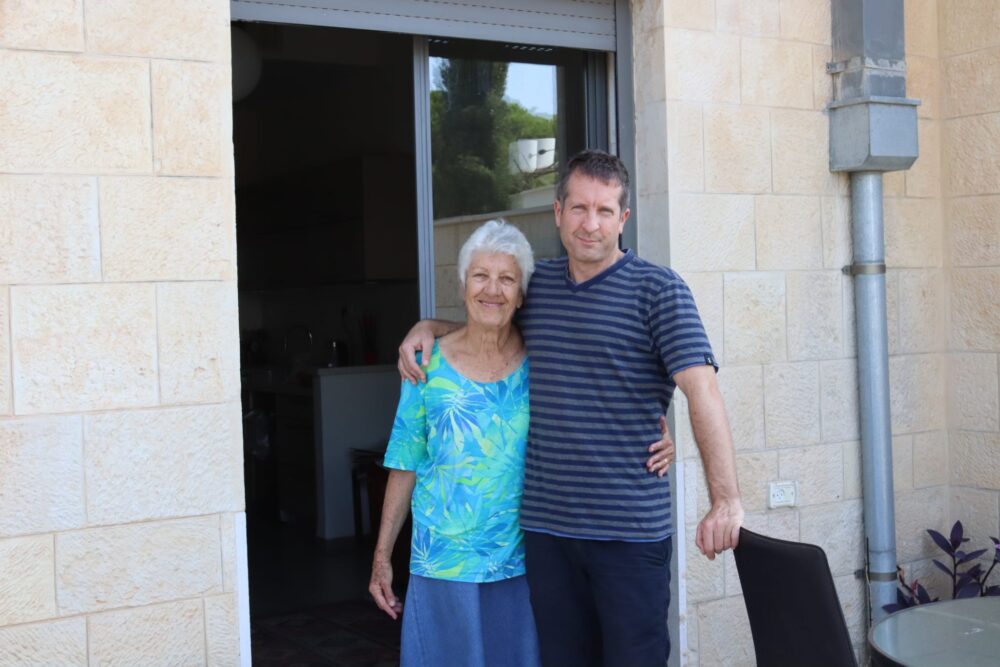 רוזן ואמו - טל רוזן בעבודתו כפרמדיק - מצטרף למפלגתו של בורובסקי מחוברים לחיפה וקריית חיים (צילום: אלבום אישי)