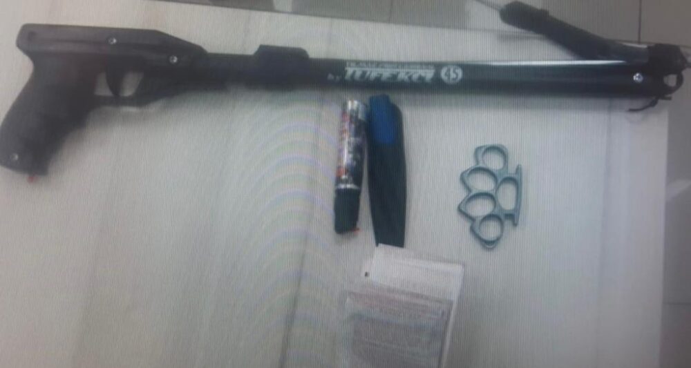 האגרופן הסכין ורובה הדיג שנתפסו ברשותו של החשוד (צילום: משטרת ישראל)