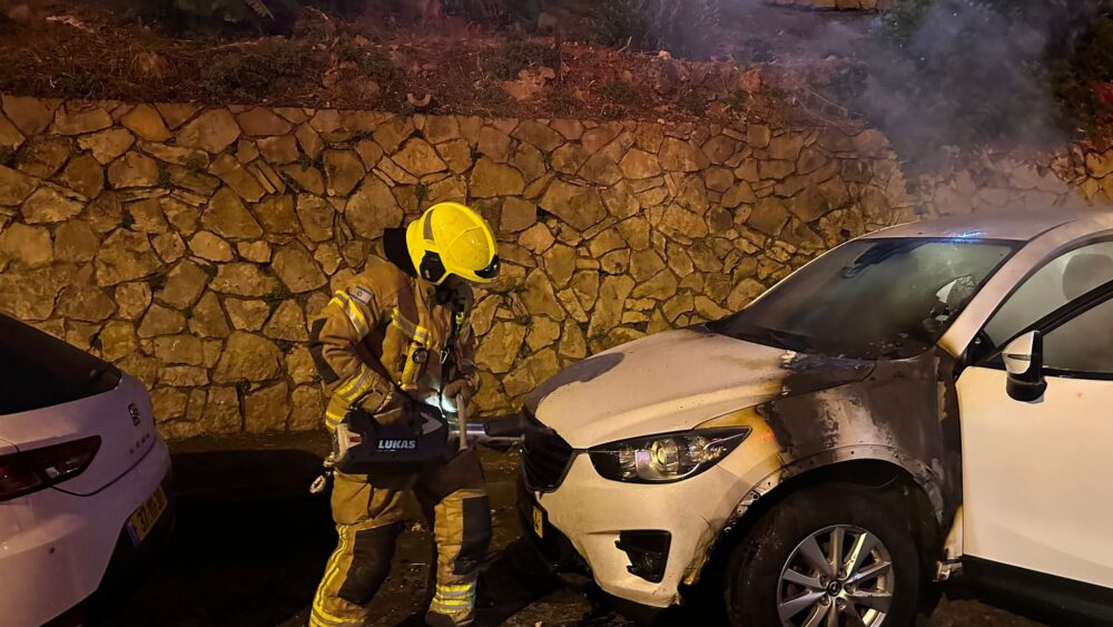  שריפת רכב בדרך סטלה מאריס בחיפה (צילום: כבאות והצלה)