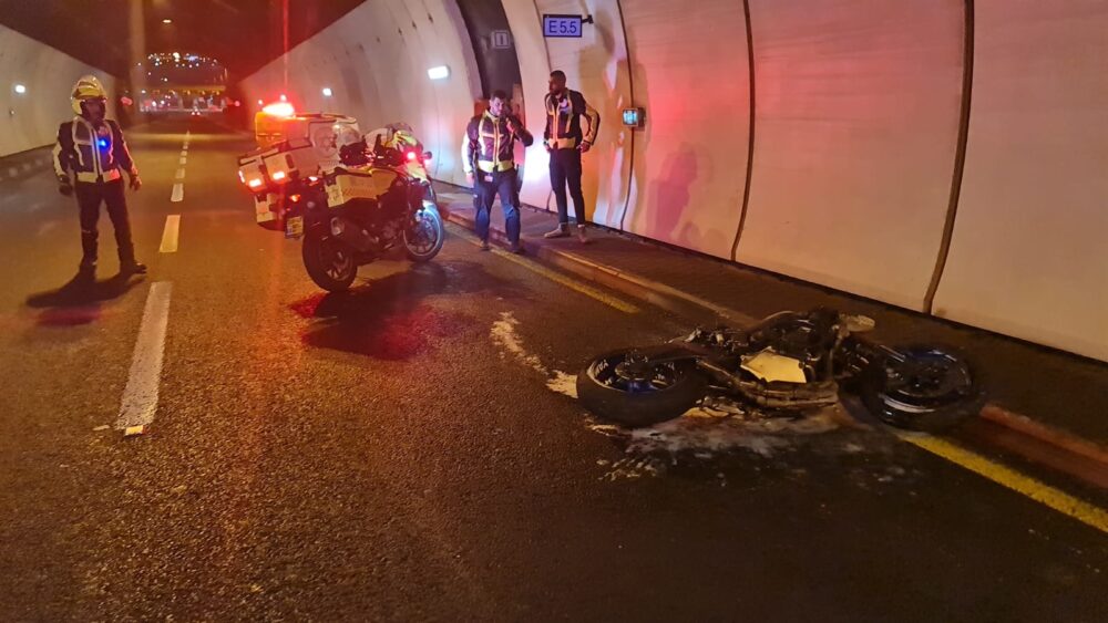 תאונת אופנוע במנהרות הכרמל (צילום: מד"א)
