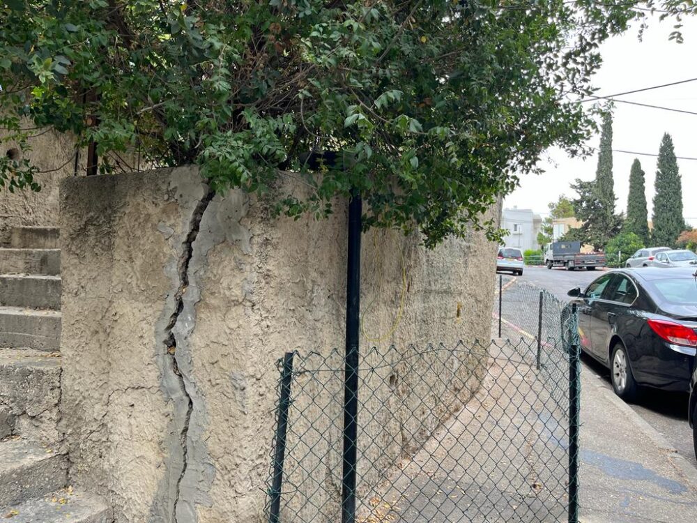 קיר בסכנת התמוטטות ברחוב בר גיורא (צילום: מיכל גרובר)