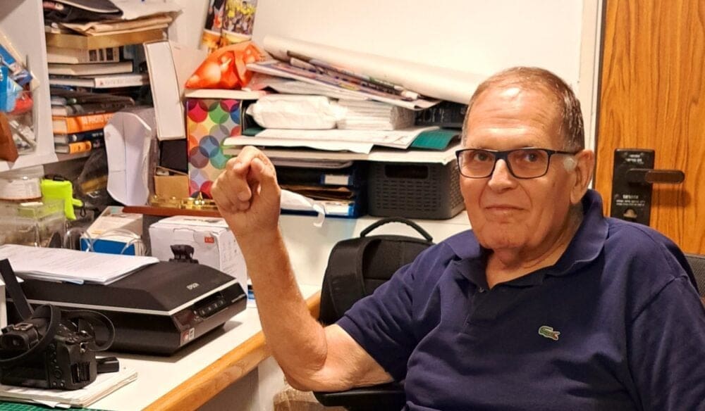 מבט, מחשב ומצלמות- בחדר העבודה בבית הצלם צבי רוגר (צילום: רחלי אורבך)