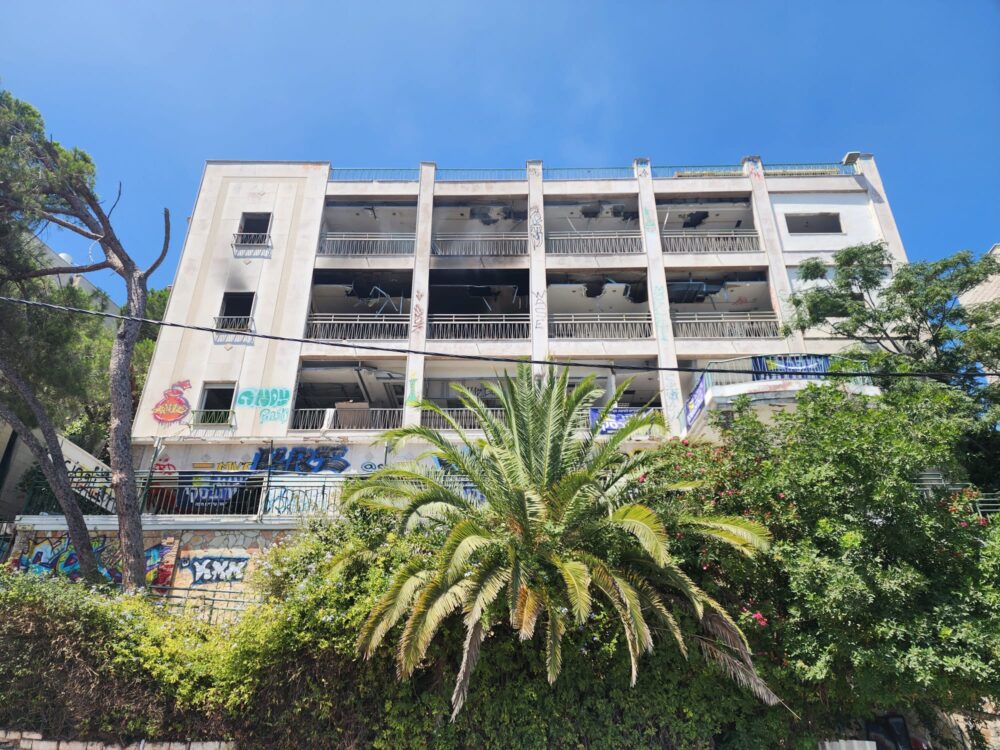 מבנה נטוש בחיפה בו נערכה שריפה (צילום: דוברות והצלה)