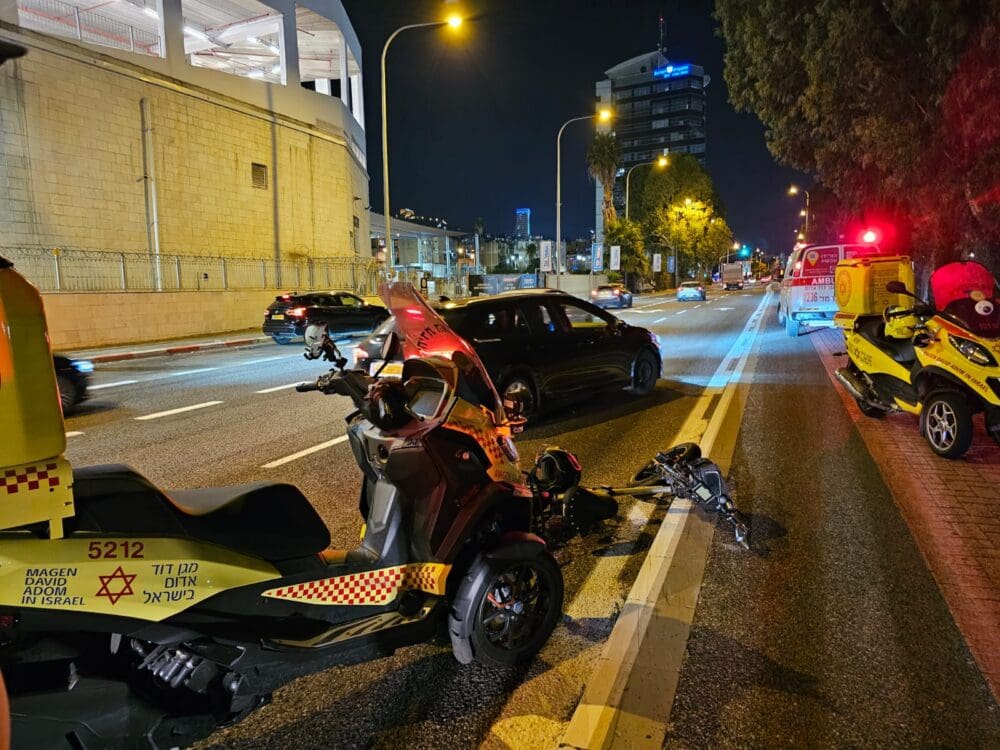חי פה – תאגיד החדשות: רוכב אופניים חשמליים החליק ונפצע בחיפה (צילום: מד״א)