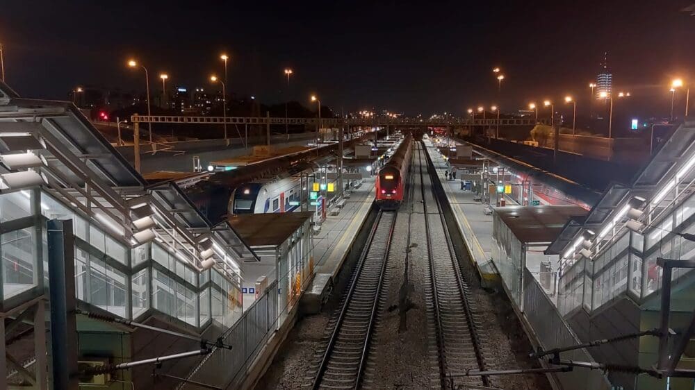 תקלה ברכבת – שיבושים בתנועת הרכבות בין נתניה לחיפה (צילום: בארכבת)