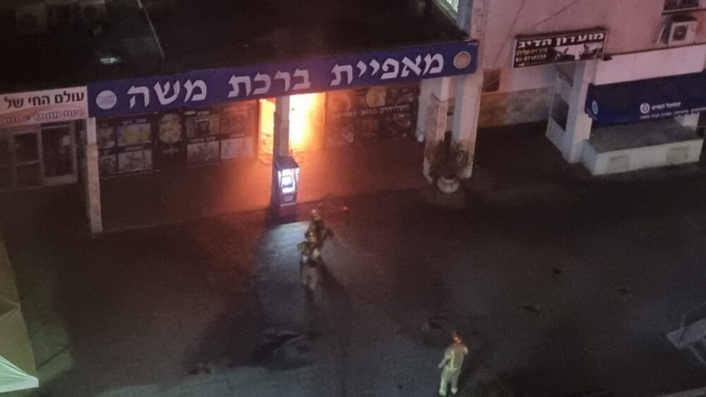 שריפה, במאפיית "ברכת משה" בשדרות ירושלים בקריית ים (צילום: אייזיק נתנאל)