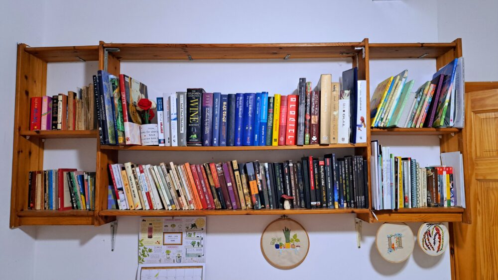 ספרים ומעשה ריקמה- בקליניקה של עו"ס יפעת מזרחי (צילום: רחלי אורבך)