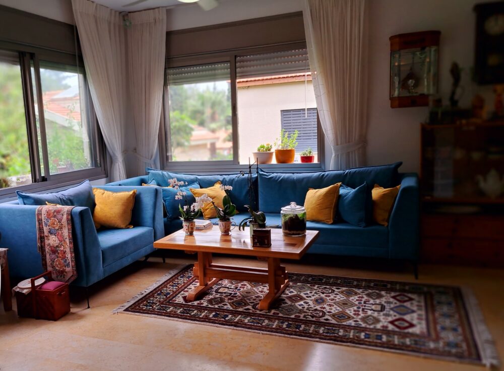 שטיח אזארי, סחלבים ופינת ישיבה- בבית עו"ס יפעת מזרחי (צילום: רחלי אורבך)