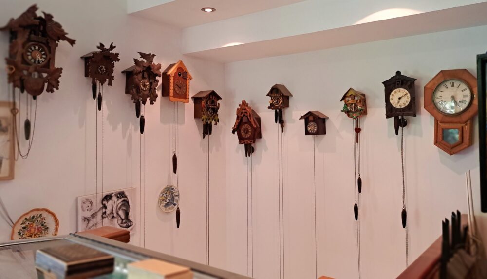 חלק מאוסף שעוני הקיר- בבית עו"ס יפעת מזרחי (צילום: רחלי אורבך)