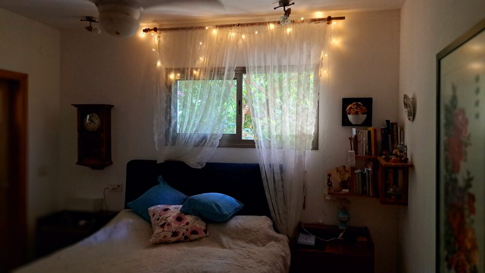 חדר השינה- אי של שלווה- בבית עו"ס יפעת מזרחי (צילום: רחלי אורבך)