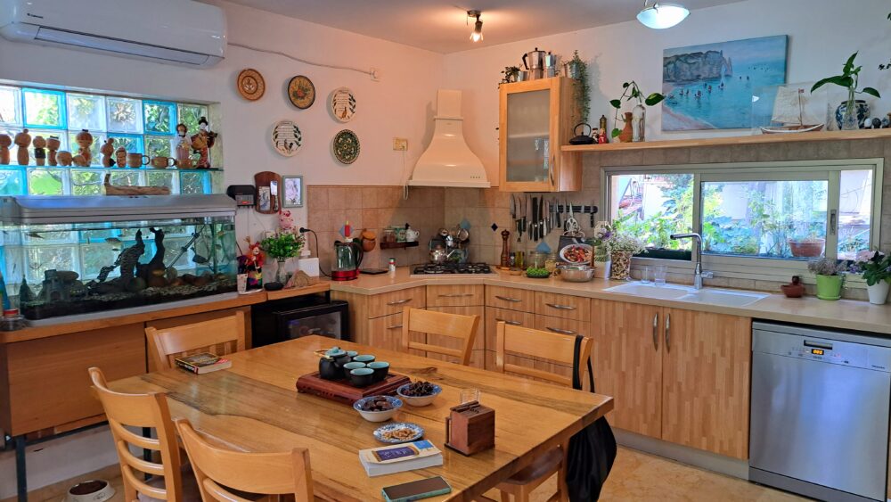 מבט אל המטבח ואל שולחן האוכל המשפחתי- בבית עו"ס יפעת מזרחי (צילום: רחלי אורבך)