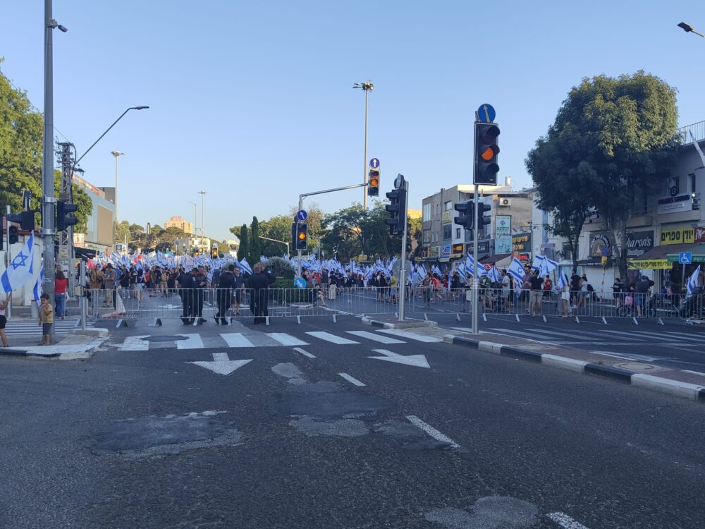 המשטרה גידרה את צומת חורב (צילום: מחאת העם חיפה)