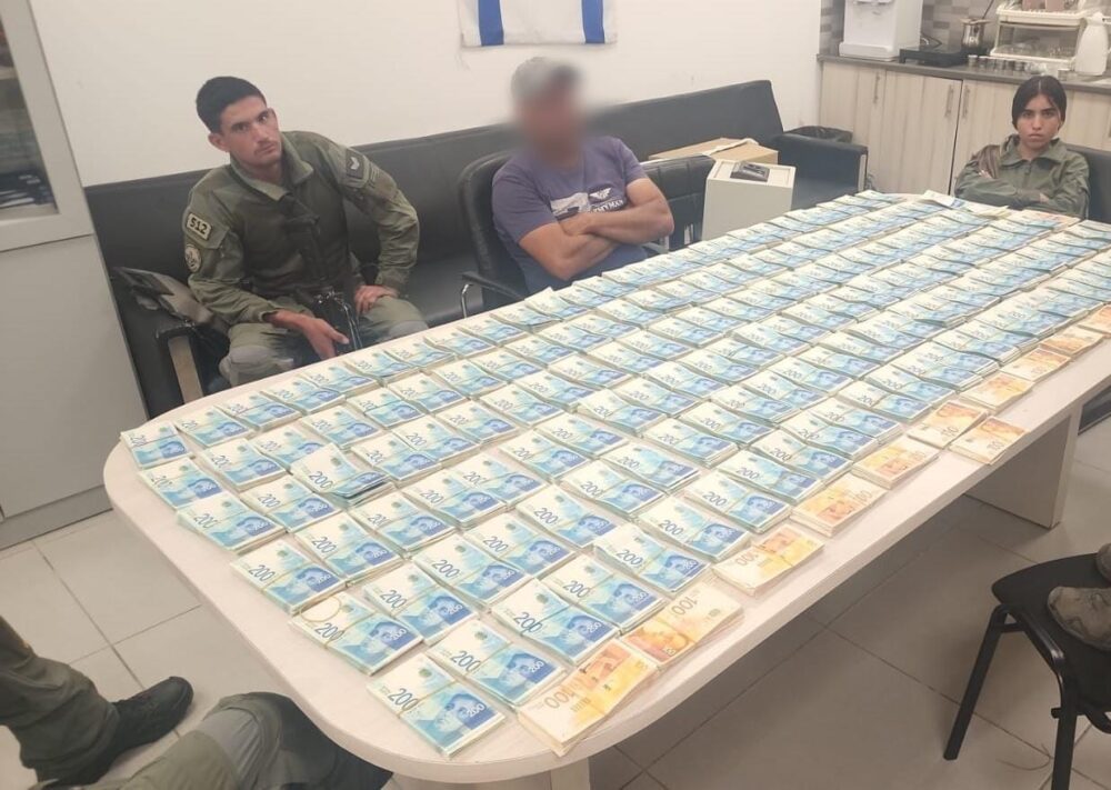 כסף מזומן בשירות ארגוני הפשיעה - נתפסו 2.5 מליון ש"ח במזומן (צילום: משטרת ישראל)
