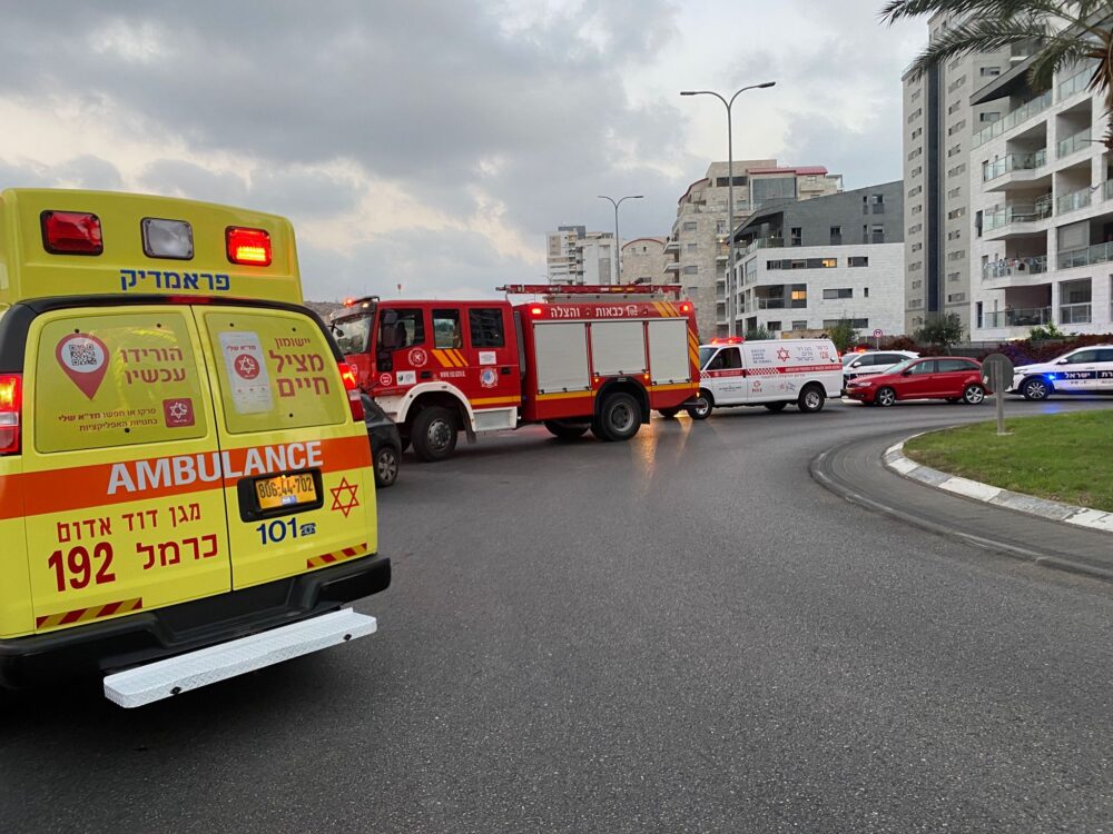 רכב התהפך ברחוב י''א הספורטאים בחיפה (צילום: מד"א)