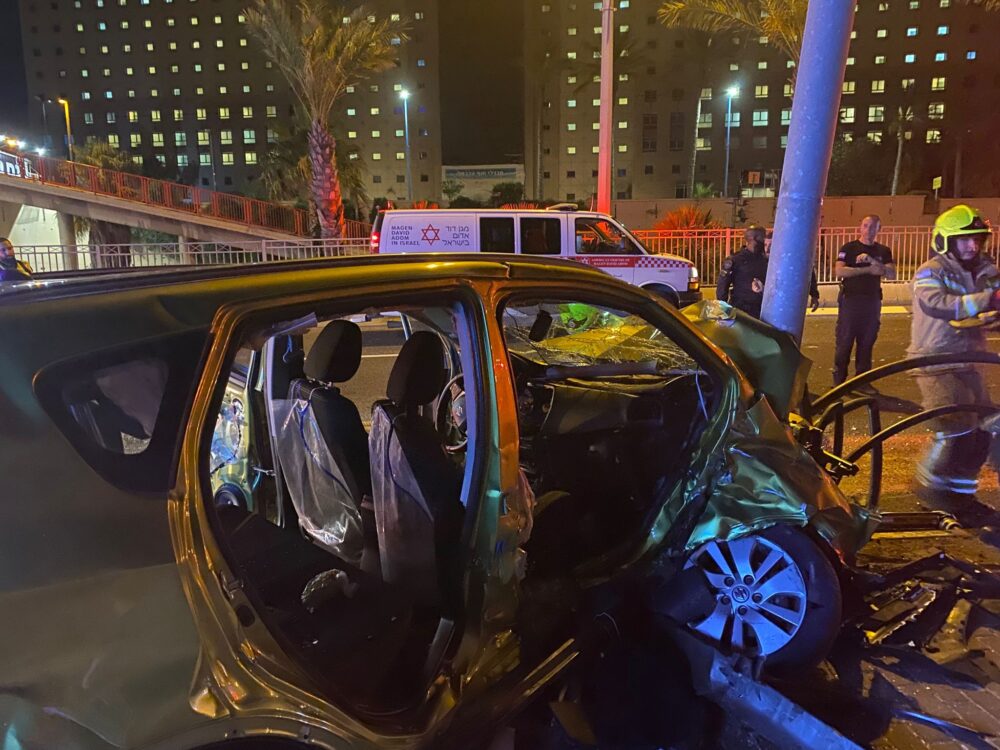 חילוץ לכודים מתאונת דרכים קשה במעורבות 3 כלי רכב בשדרות ההגנה בחיפה (צילום: כבאות והצלה)