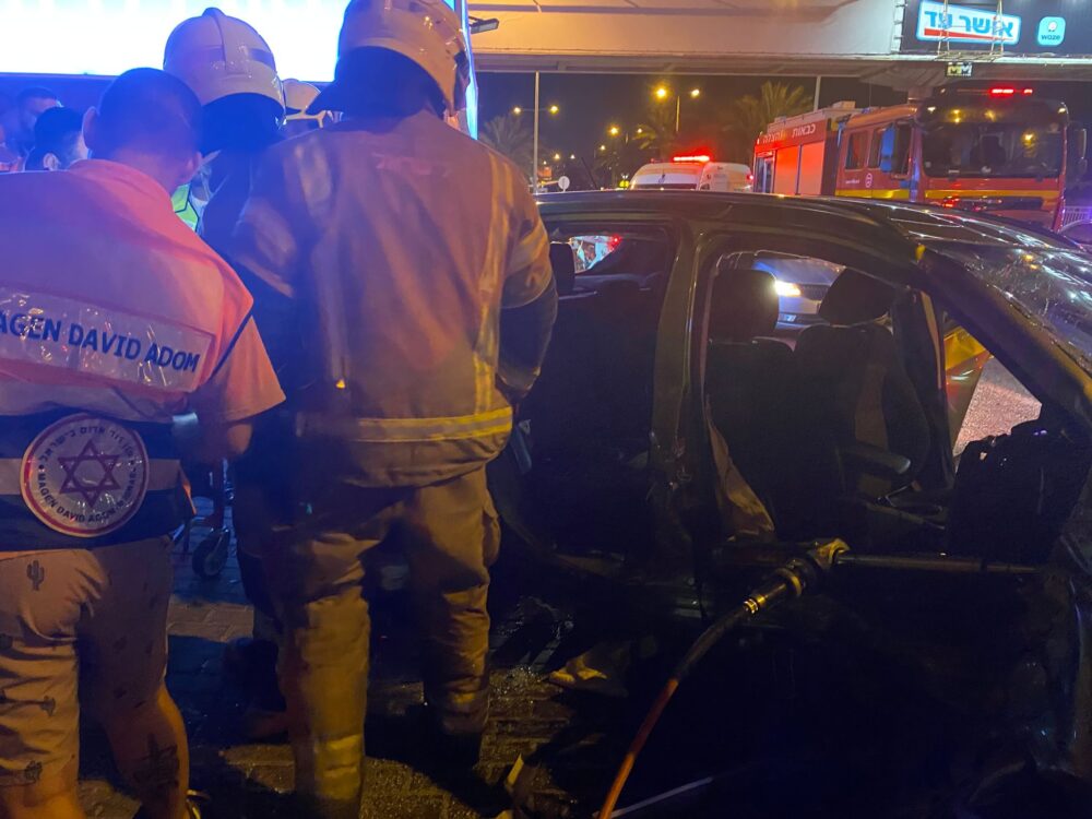 חילוץ לכודים מתאונת דרכים קשה במעורבות 3 כלי רכב בשדרות ההגנה בחיפה (צילום: כבאות והצלה)