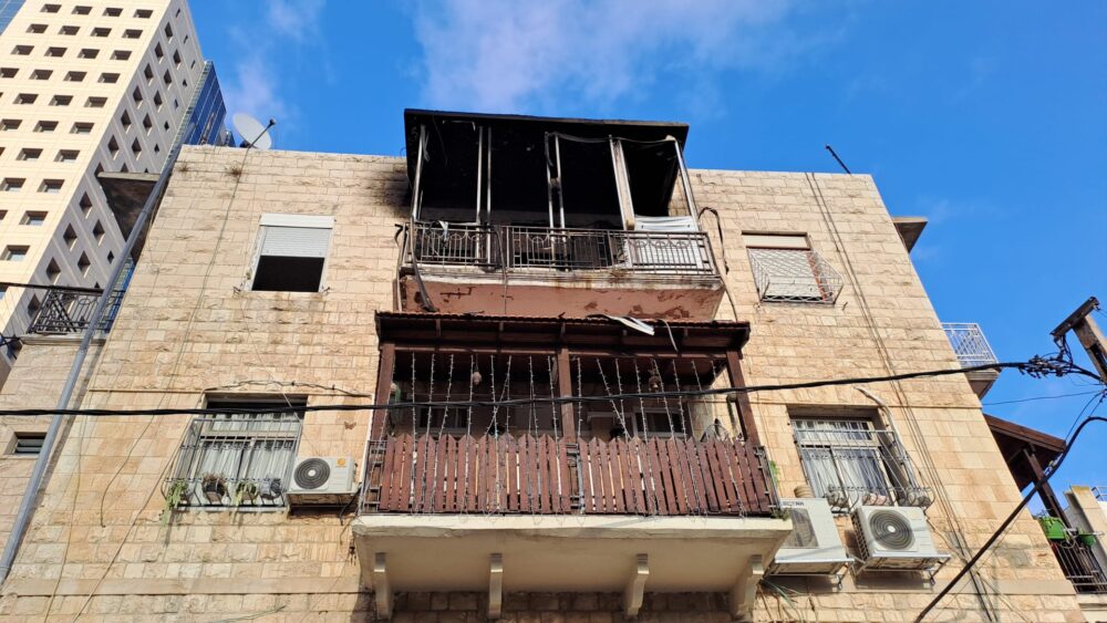 חיפה • כיבוי מרפסת שבערה ברחוב י.ל. פרץ בשכונת הדר (צילום: כבאות והצלה)
