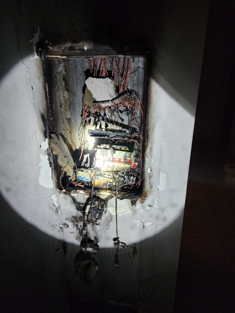 ארון החשמל עלה באש בדירה בחיפה • האשה ההרה התעוררה ראשונה (צילום: כבאות והצלה - חיפה)