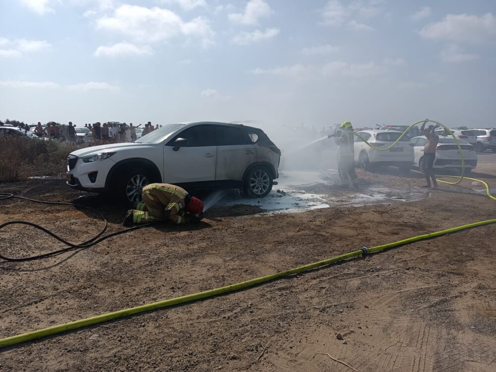 מספר רכבים עלו באש בחניון בחוף הים של חיפה (צילום: כבאות והצלה)