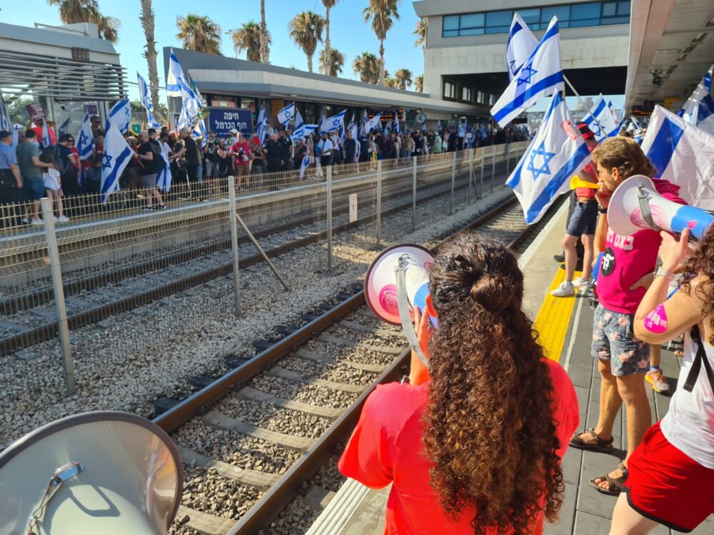 ההפיכה המשטרית - יום השיבוש - הפגנה בתחנת הרכבת חוף הכרמל - חיפה (צילום: יעל הורוביץ)