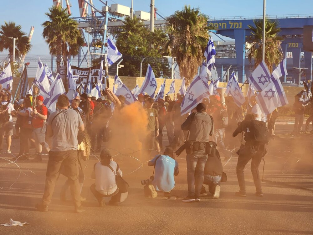 המאבק ב הפיכה המשטרית: המפגינים חוסמים את הכניסה לנמל חיפה עם קונצרטינות ואבוקות (צילום: חי פה)