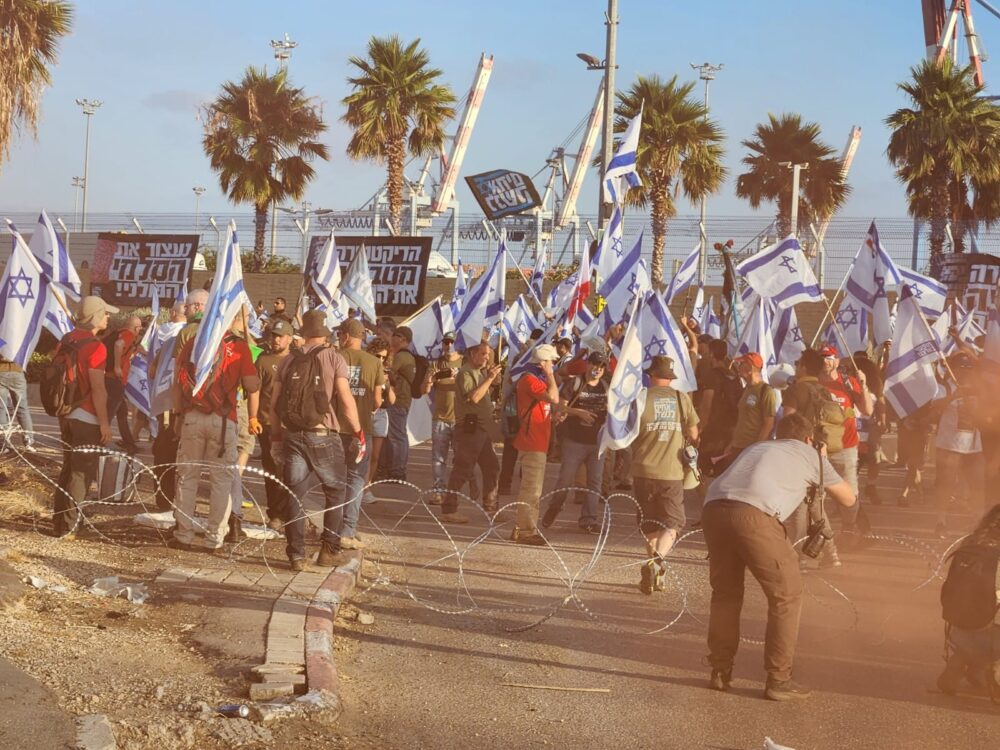 המאבק בהפיכה המשטרית: המפגינים חוסמים את הכניסה לנמל חיפה עם קונצרטינות ואבוקות (צילום: חי פה)