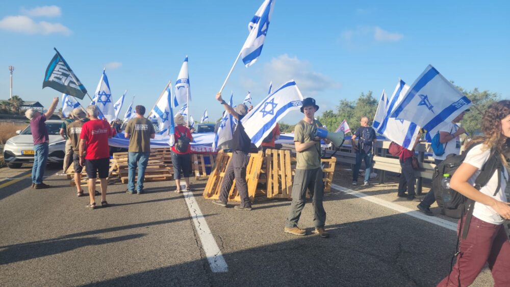 הפגנה נגד ההפיכה המשטרית - כביש החוץ חסום במשטחי עץ (צילום: משטרת ישראל)