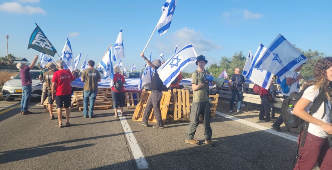 הפגנה נגד ההפיכה המשטרית - כביש החוץ חסום במשטחי עץ (צילום: משטרת ישראל)