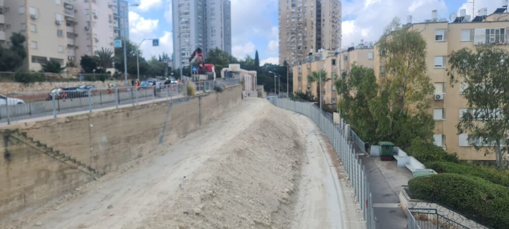 קריסת הקיר - דרך יד לבנים בחיפה - בעיריית חיפה נערכים לתמיכה בקיר ומבודדים אזור נוסף במקטע של מספרי הבתים 204-210. (צילום: מימי פרץ)
