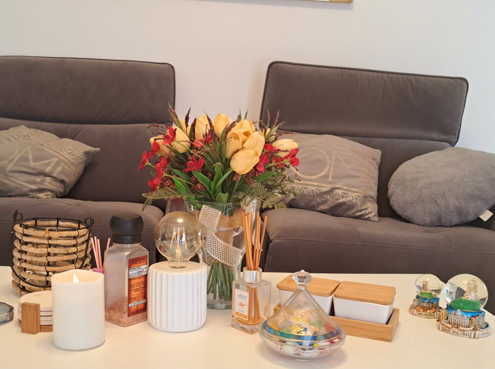 מבט על שולחן הפרחים ופירטי הנוי- בבית עו"ד יעל בן דוד (צילום: רחלי אורבך)