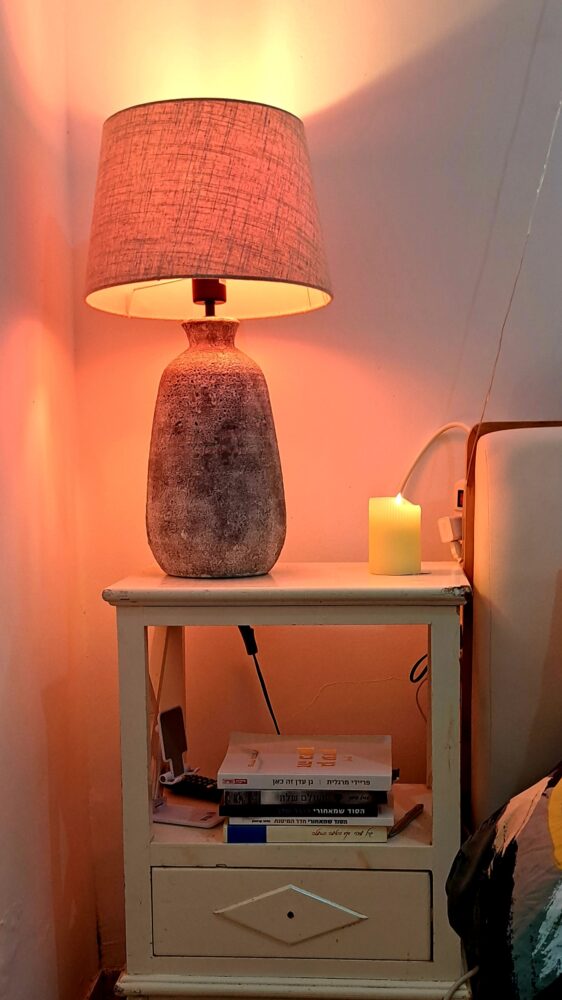 תאורת "הוגה" בחדר השינה- בבית עו"ד יעל בן דוד (צילום: רחלי אורבך)