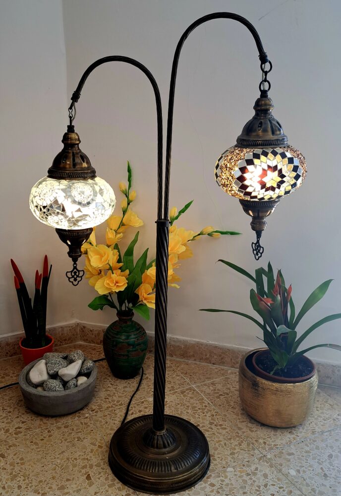 מנורה עומדת גבוהה וכפולה בסגנון מרוקאי- בבית עו"ד יעל בן דוד (צילום: רחלי אורבך)