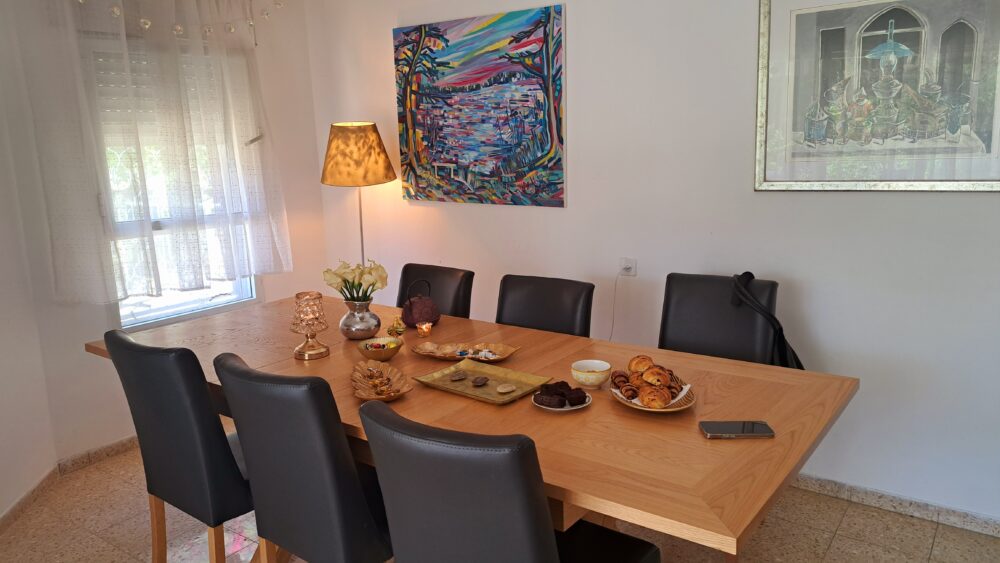 שולחן פינת האוכל - בבית עו"ד יעל בן דוד (צילום: רחלי אורבך)