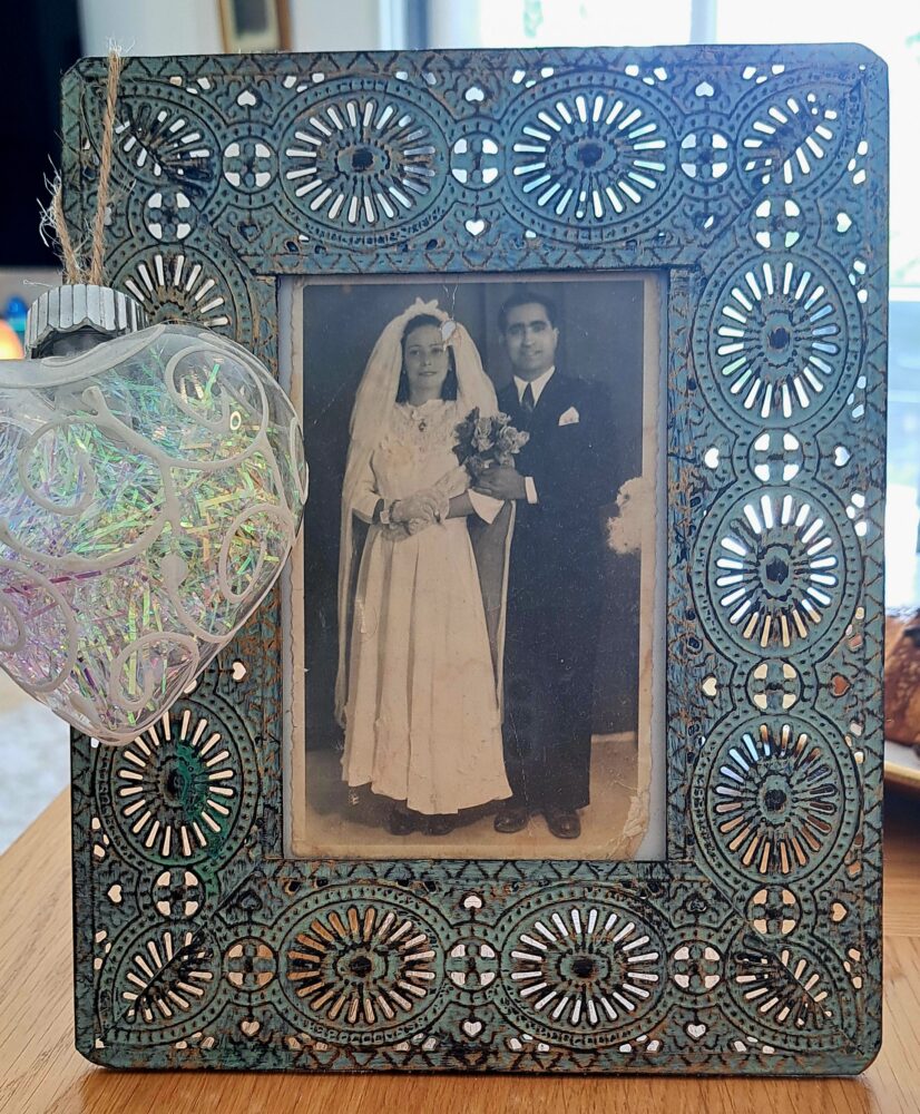 מסגרת ותמונת ההורים ביום חתונתם- בבית עו"ד יעל בן דוד (צילום: רחלי אורבך)