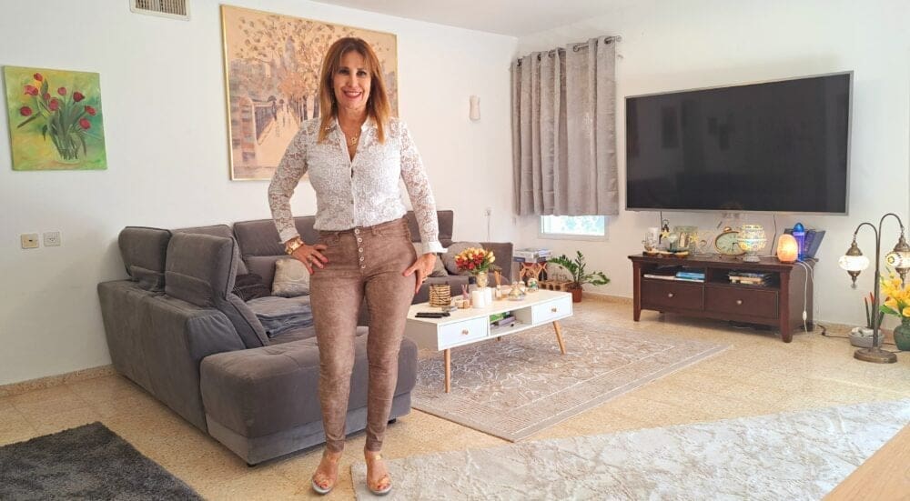 הפעילה החברתית עו"ד יעל בן דוד במעונה (צילום: רחלי אורבך)