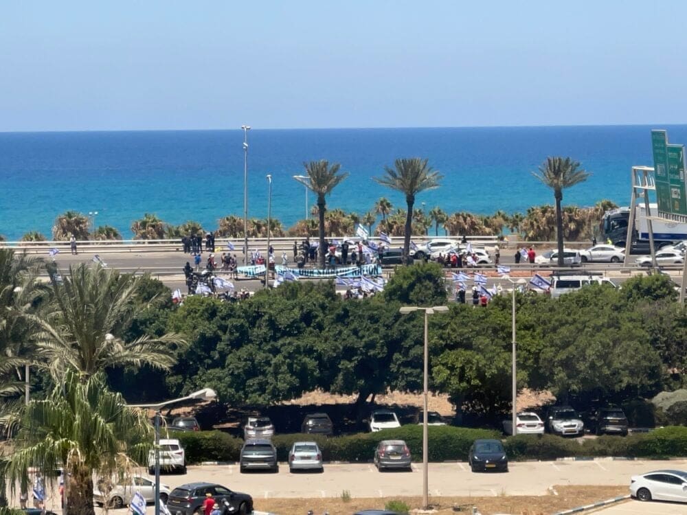 כביש החוף ביציאה מחיפה חסום ◄ הפגנה נגד ההפיכה המשטרית (צילום: חי פה-TV)