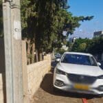 רכב חוסם מדרכה (צילום: סמר עודה כרנתינג'י)