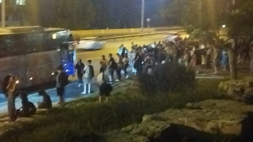 תקלה ברכבת – שיבושים בתנועת הרכבות בין נתניה לחיפה (צילום: בארכבת)