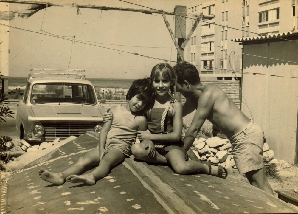 מיקי גוטשלק וילדיו בבניית הסירה ליד הבית בקריית חיים (אלבום פרטי) 