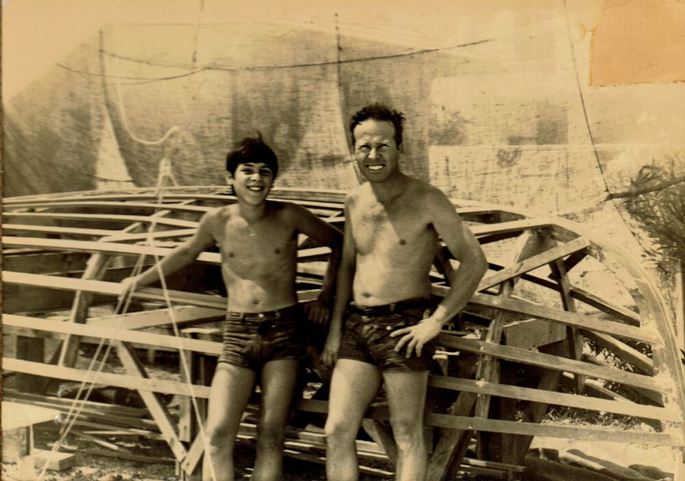 מיקי ובנו רון ז"ל ליד הסירה בבנייתה (אלבום פרטי) 