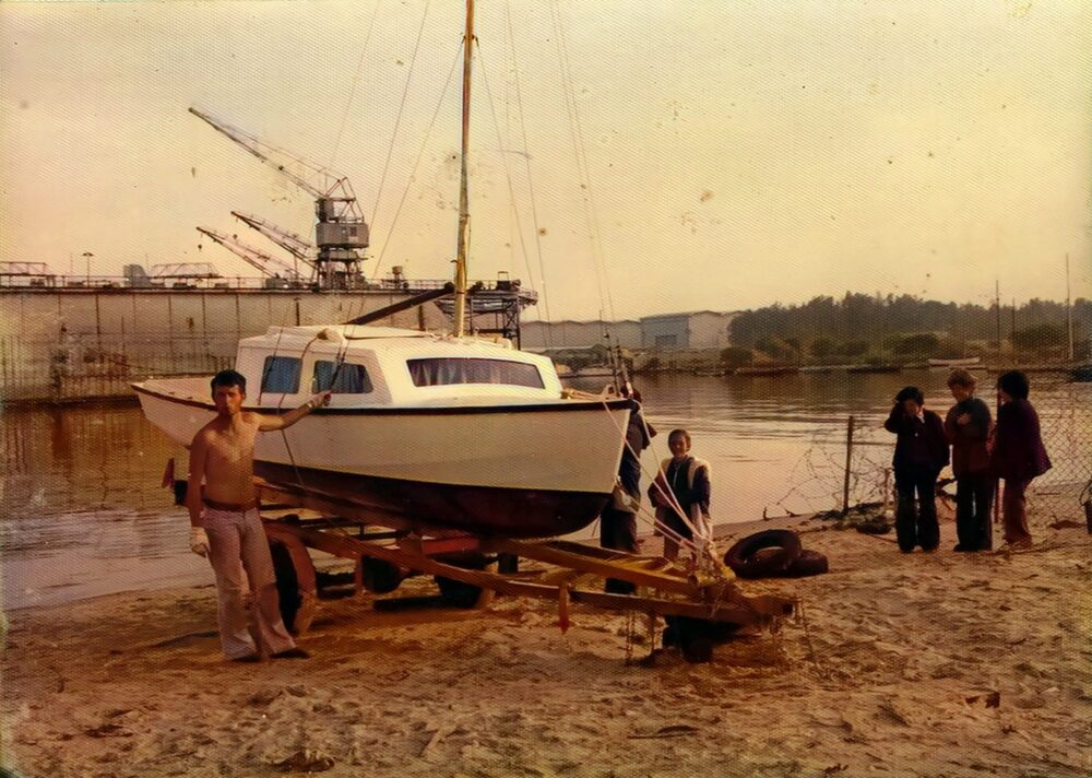 מיקי ומשפחתו מורידים לראשונה לים את הסירה שבנה (אלבום פרטי)