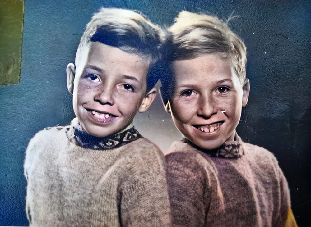 האחים מיקי ודוד גוטשלק בילדותם (אלבום פרטי)