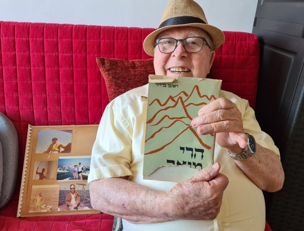 מיקי גוטשלק וספרו של אביו על תקופת המנדט (צילום: יעל הורוביץ) 