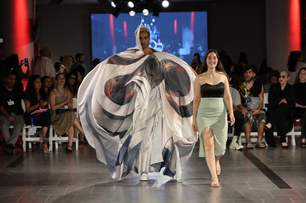 ״אופנה מלאכותית״ - אושרת פפיר בתצוגת הקולקציה שלה בפרויקט סוף שנה בויצו (צילום: קוקו)