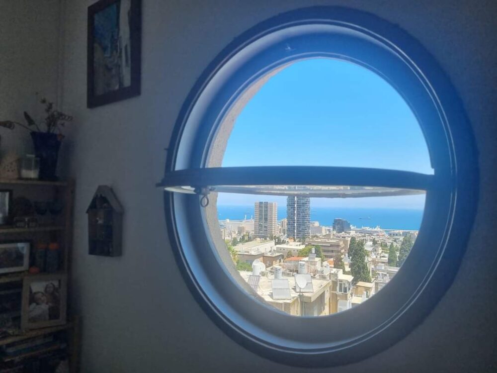 חלון בסלון דירה בבית הזכוכית בבר גיורא 21 (צילום: ענבר אושפיז)